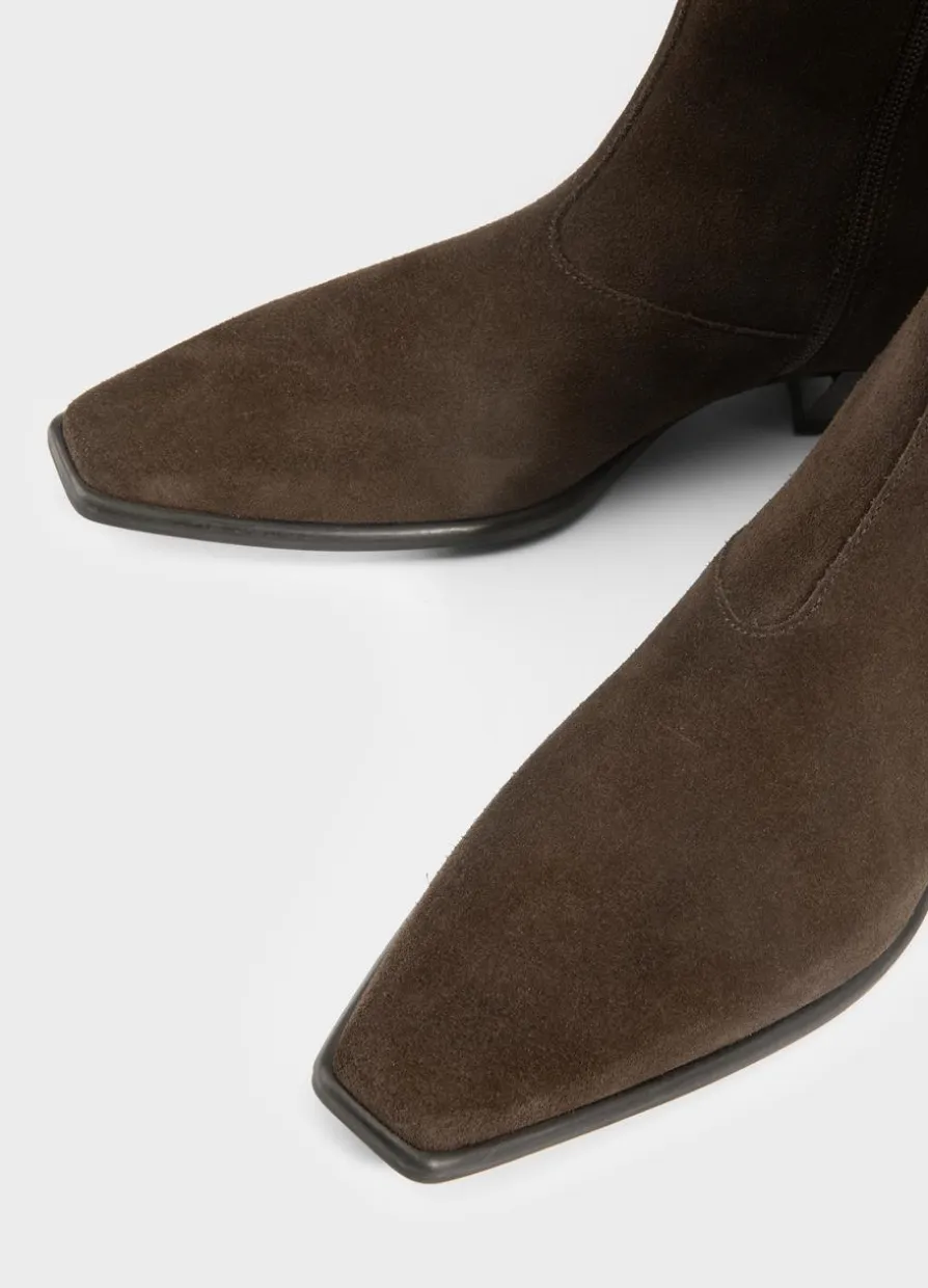 Nella Stiefeletten