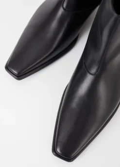 Nella Stiefeletten