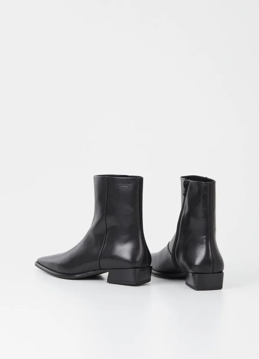 Nella Stiefeletten